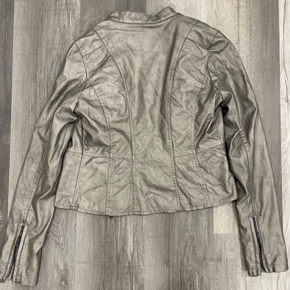 Women’s jacket with zipper detailing